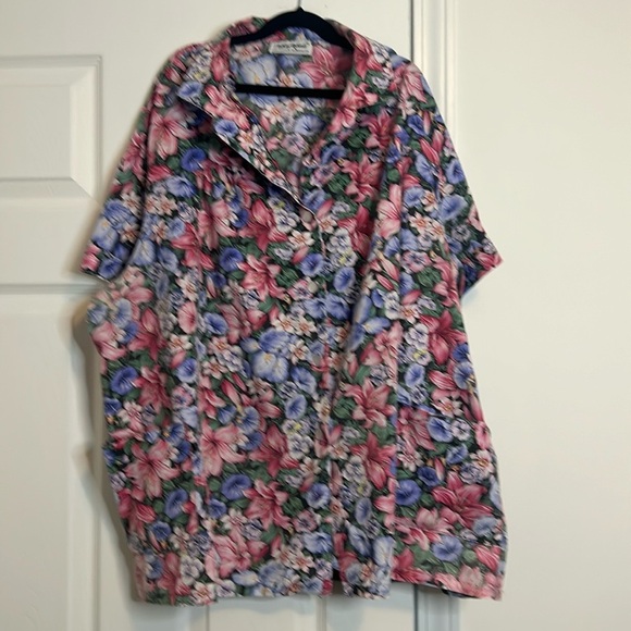 Anthony Richards flowered blouse withh 2 pockets. 2 X - Picture 1 of 4